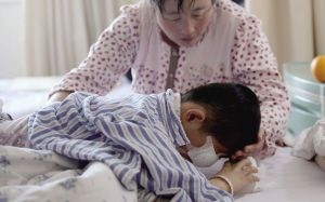 12岁男孩独自放鞭炮 右眼被炸瞎