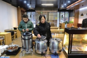 正规餐馆“掩护”无照早餐摊被查